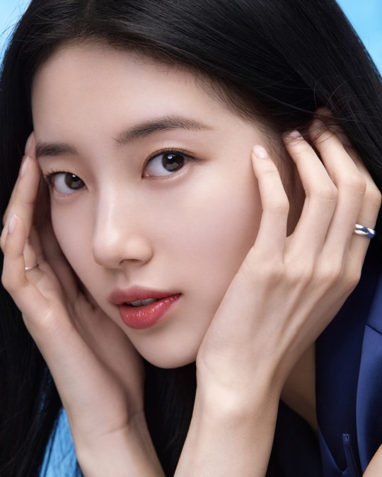 组图：秀智盘发造型气质优雅 拍宣传写真眉目如画