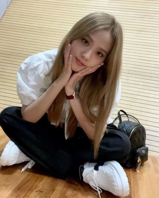 组图：BLACKPINK成员JISOO晒照 托腮歪头表情乖萌