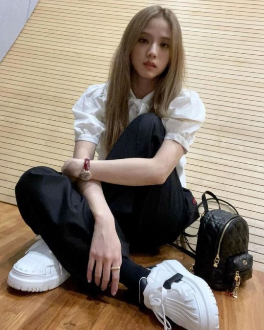 组图：BLACKPINK成员JISOO晒照 托腮歪头表情乖萌