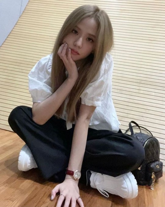 组图：BLACKPINK成员JISOO晒照 托腮歪头表情乖萌