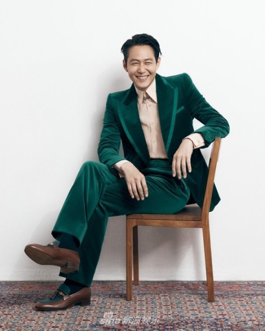 组图：《鱿鱼游戏》李政宰拍写真 48岁大叔魅力迷人