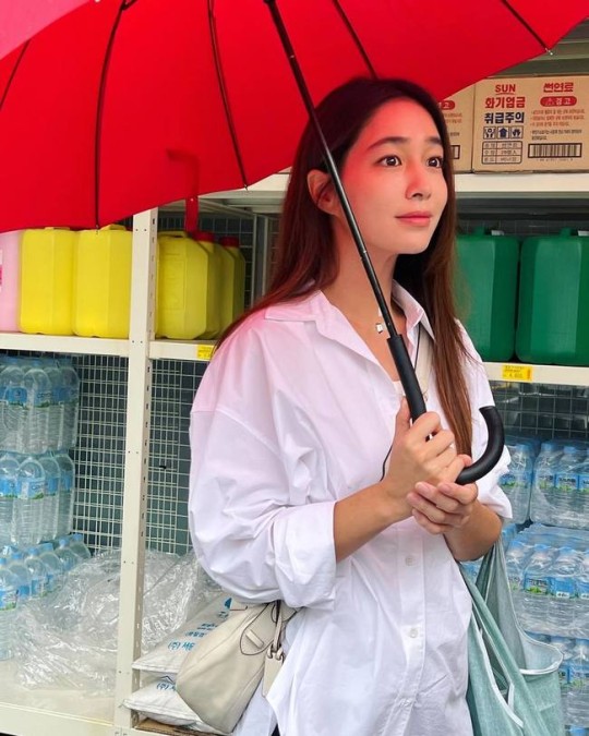 组图：李秉宪妻子李珉廷晒近照 白衣撑红伞不似40岁
