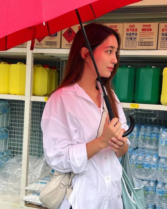 组图：李秉宪妻子李珉廷晒近照 白衣撑红伞不似40岁