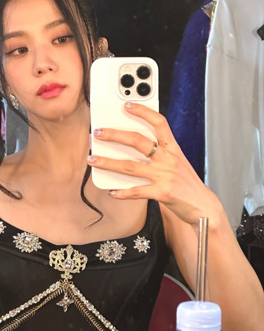 組圖：BLACKPINK金智秀髮自拍照 露脖子平息健康異常傳聞