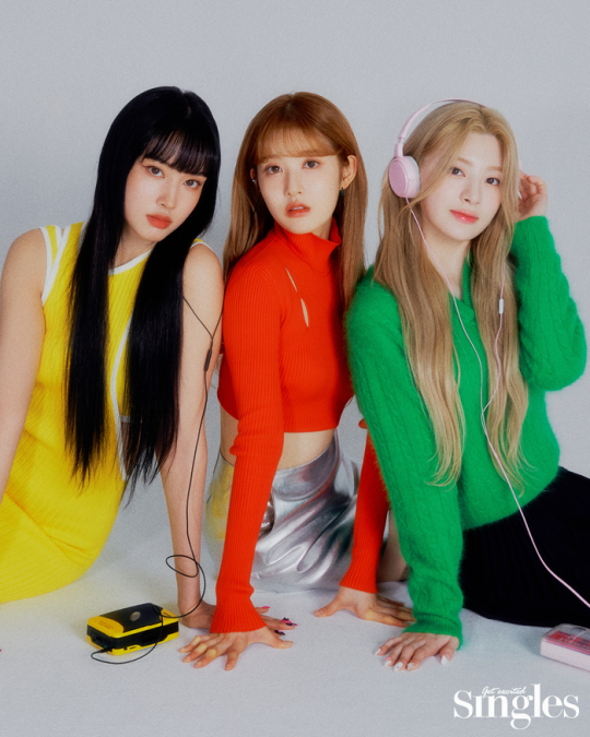 组图：韩女团STAYC登时尚杂志拍写真 糖果色系可爱甜蜜