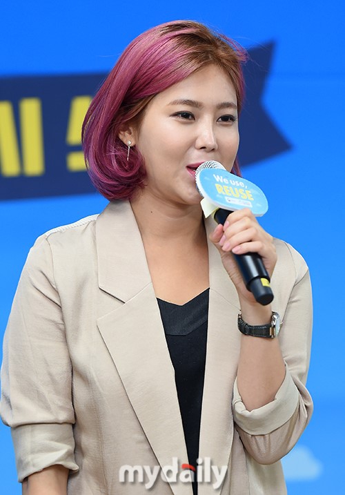 组图韩女歌手松雨出席环保活动被任命宣传大使比心心情好