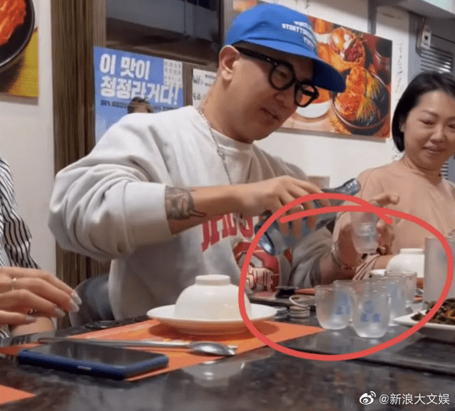 組圖：具俊曄請女粉絲吃飯拍大合照 幫忙倒酒氣氛融洽