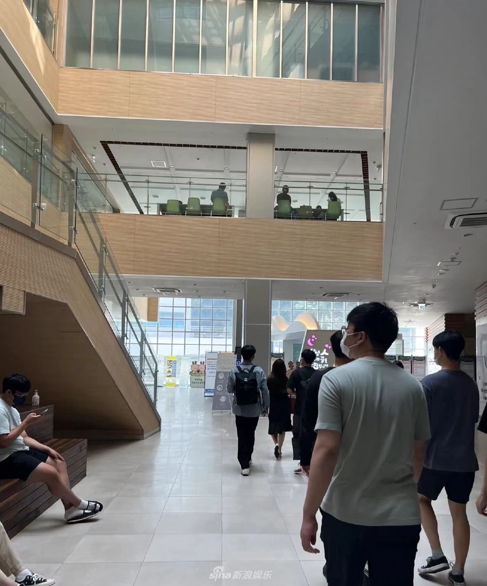 組圖：樸寶劍大學讀研被偶遇 背雙肩包現身圖書館