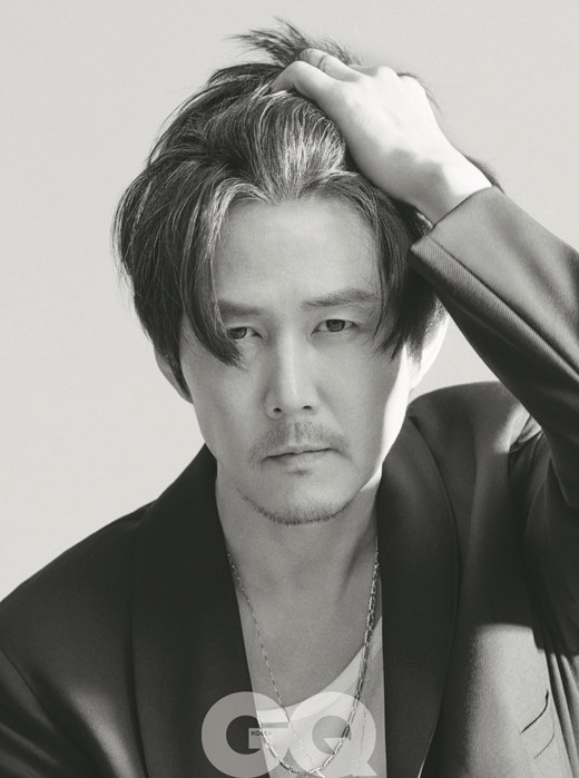 組圖：韓男星李政宰登時尚雜誌 蓄鬍須展成熟魅力
