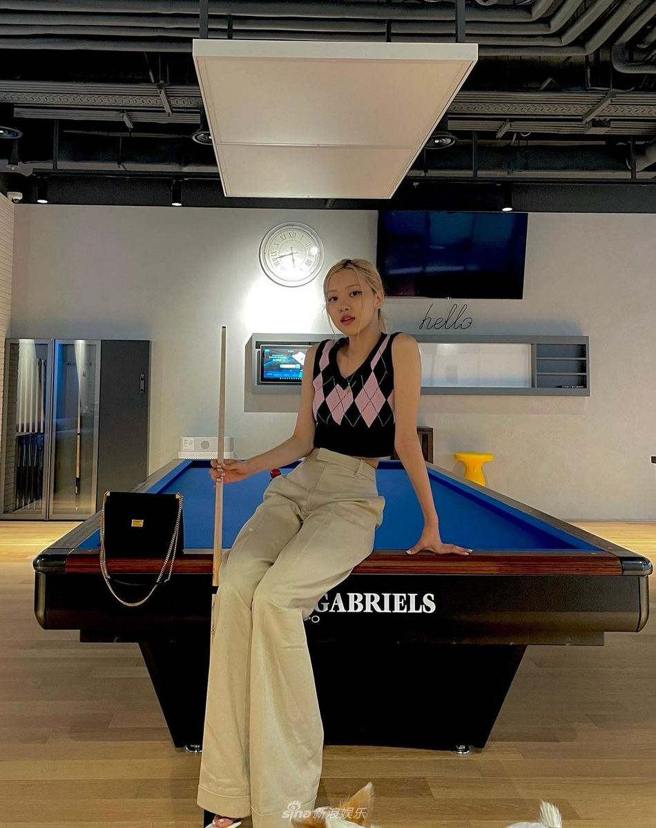 组图：BLACKPINK朴彩英坐台球桌拍照 露出纤细蚂蚁腰