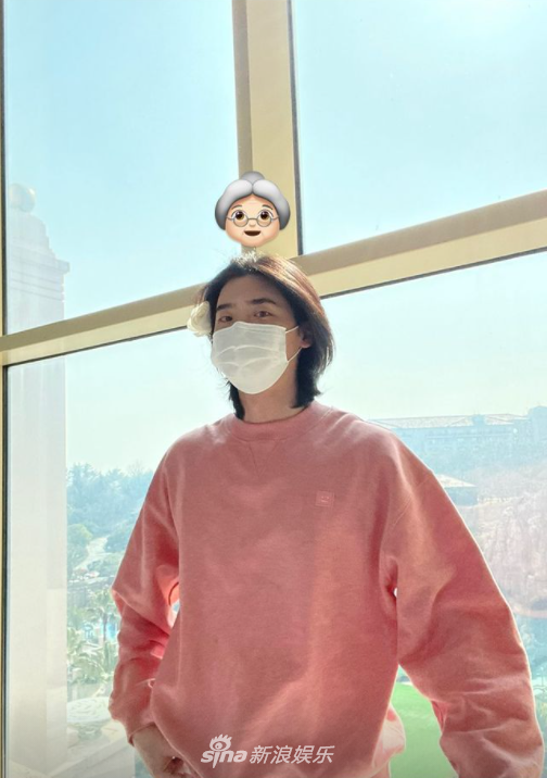 組圖：李鍾碩長髮穿粉衣頭戴一朵小花 給自己P老奶奶貼紙
