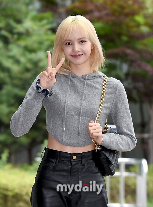 組圖：Lisa飛赴法國巴黎時裝週 穿灰色帽衫小露纖腰