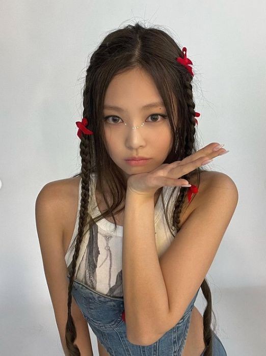 組圖：JENNIE曬拍攝花絮照 穿挖洞連體牛仔裝秀纖腰
