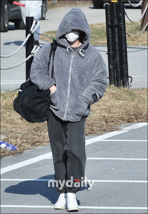 組圖：韓星徐康俊正式入伍服役 穿毛絨外套保暖捂嚴實