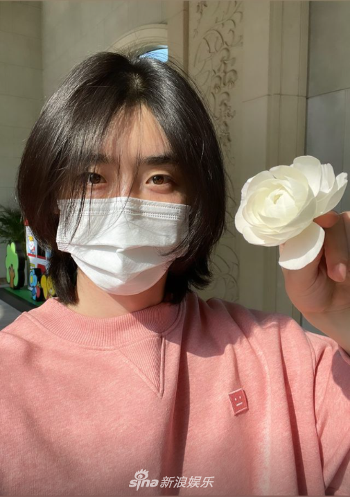 組圖：李鍾碩長髮穿粉衣頭戴一朵小花 給自己P老奶奶貼紙