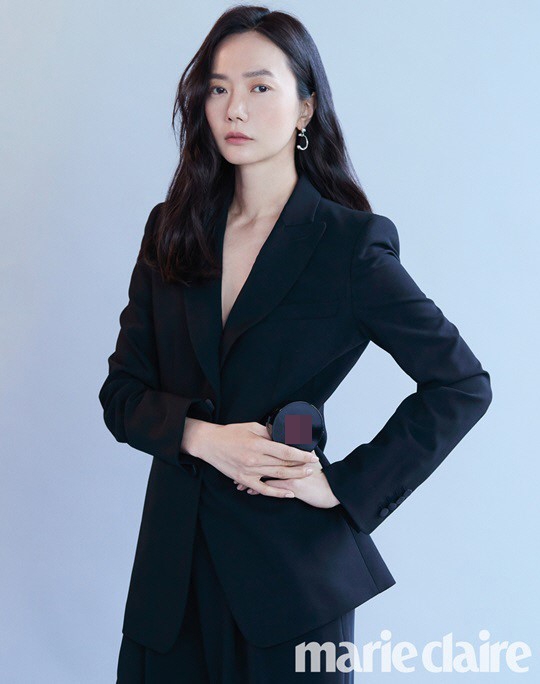 组图:裴斗娜穿黑白西装拍写真 淡妆干练英气十足