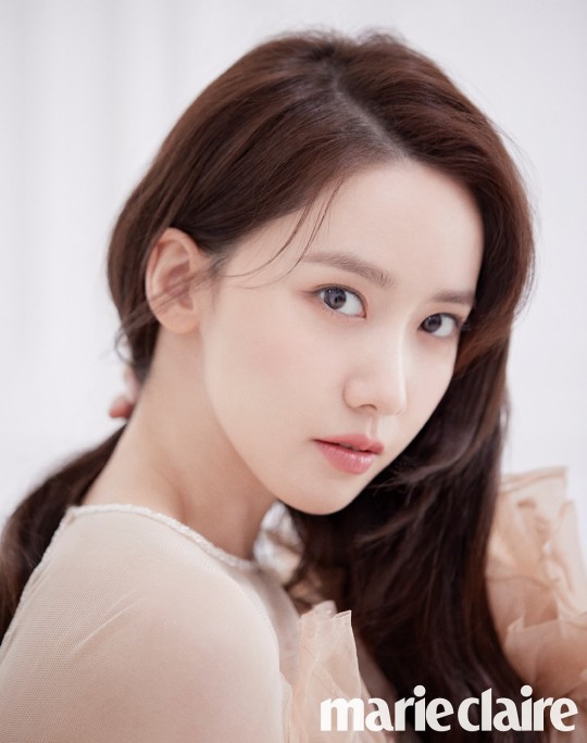 组图：少女时代林允儿登《嘉人》 清纯迷人笑容暖心