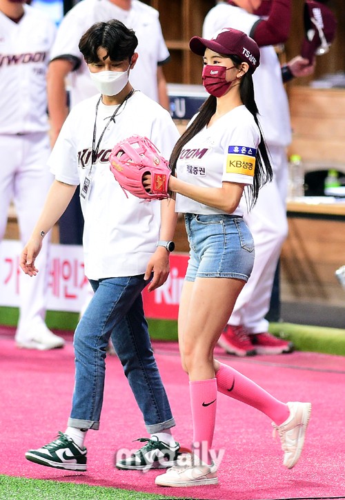 组图：韩女星申赛纶担任开球嘉宾 大力扔出棒球秀曲线