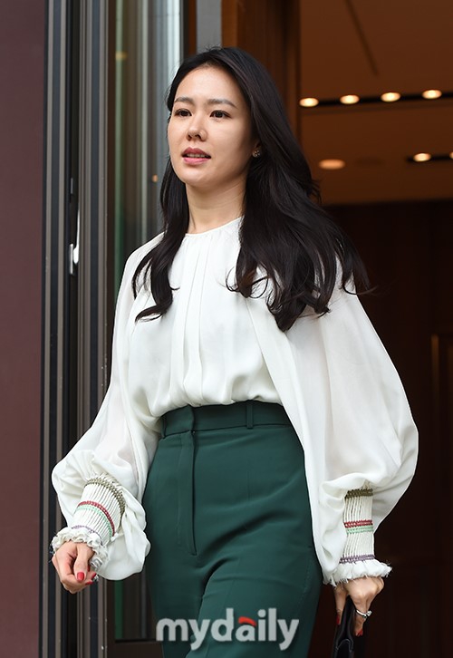 08 09:39:22 5 / 34 新浪娱乐讯 4月7日下午,李秉宪,李珉廷,孙艺珍