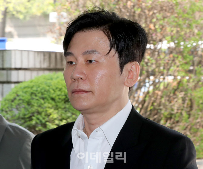 組圖：前YG老闆樑鉉錫出席庭審 因未帶口罩再惹爭議