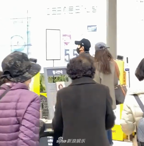 組圖：鄭敬淏崔秀英逛超市 戀愛9年默契似老夫老妻