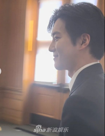 組圖：EXO金俊勉現身斯坦福大學 登臺演講精英感十足