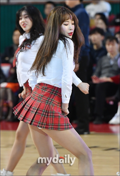 组图:韩国篮球宝贝穿白衬衫热舞 动作幅度大裙子超短