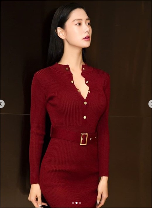 组图:韩女星clara晒照秀完美曲线 好身材呼之欲出