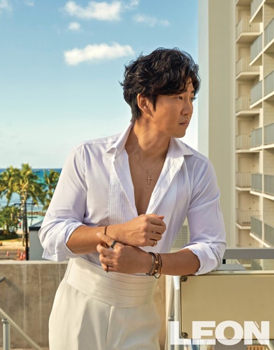 组图:韩星尹启相登时尚杂志 真空上阵胸肌隐现