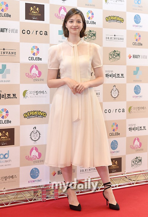 组图：韩女星洪秀雅穿白纱裙走红毯 亮相艺术文化人颁奖礼