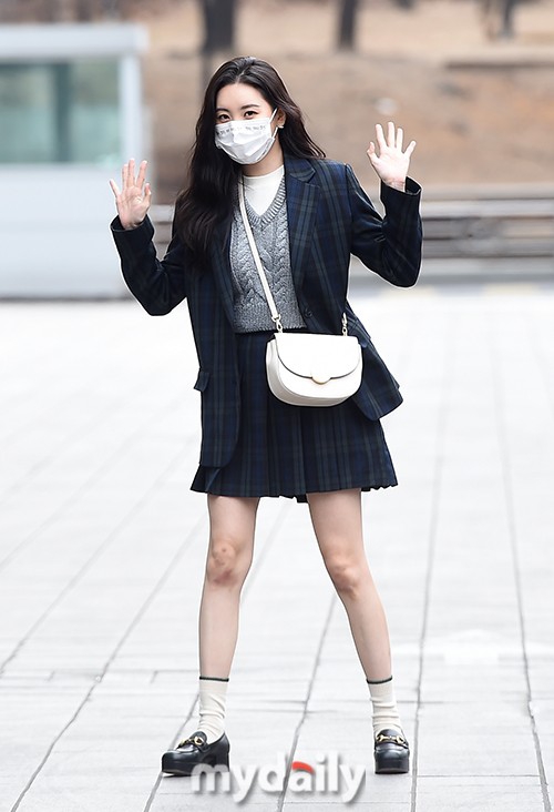 組圖：宣美穿學生短裙亮相上班路 初春天氣光腿不怕冷
