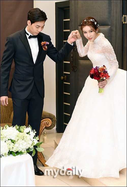 组图:afterschool金正雅婚礼照公开 老公甜蜜献吻_高清图集_新浪网