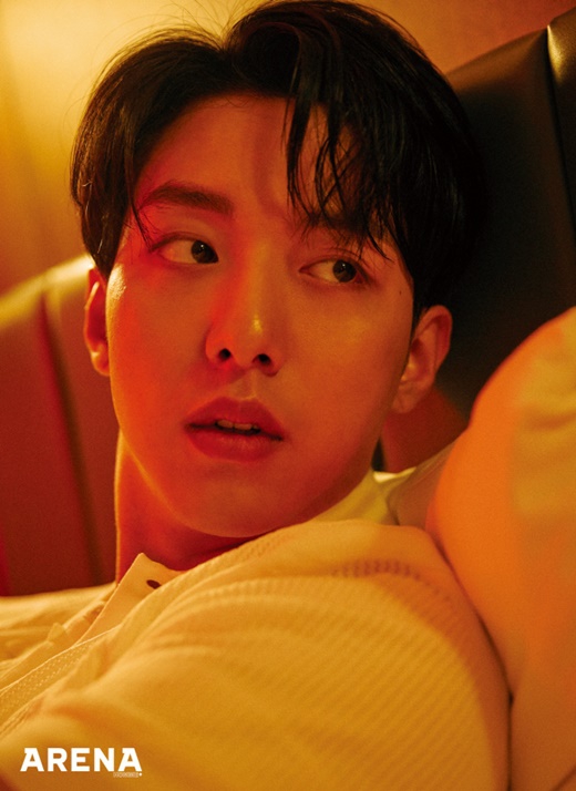 组图:cnblue李正信写真公开 魅惑眼神诠释冷酷魅力