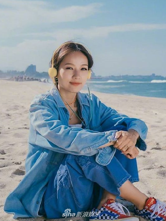 組圖：李孝利發20年前與友人舊照 戴棒球帽紅脣美豔