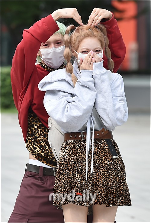 組圖：泫雅與男友公開亮相花式比心 對鏡頭攬腰抱抱