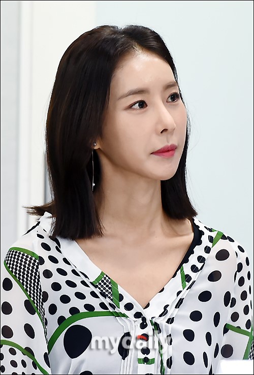 组图:韩女星韩恩贞出任宣传大使 黑白装清新纤瘦