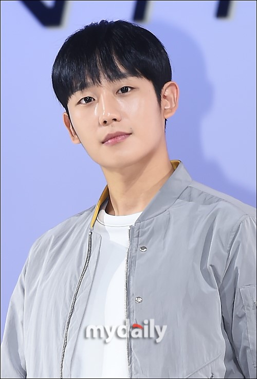 【2019.03.05】【明星】丁海寅柔顺新发型显乖巧 变身车模帅气亮眼