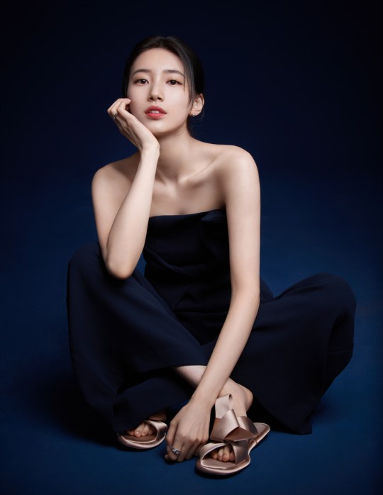 组图：秀智盘发造型气质优雅 拍宣传写真眉目如画