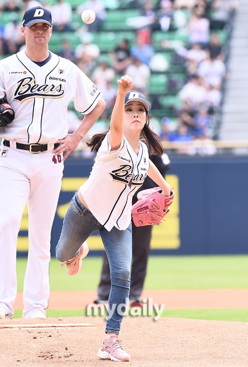 新浪娱乐讯 5月27日下午,韩国kbs美女主播朴恩英在首尔蚕室棒球场担任