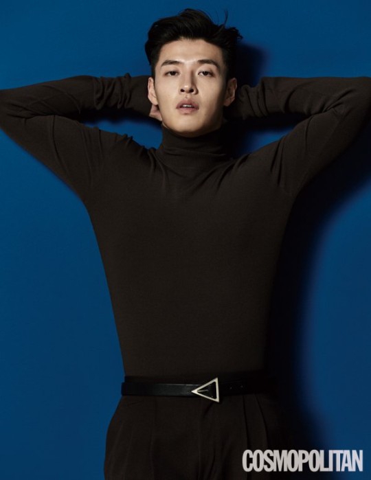 组图:姜河那拍时尚写真登杂志 眉眼间添成熟魅力