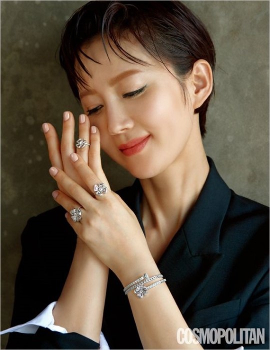 组图:《天空之城》廉晶雅巴厘岛拍写真 花裙展柔美一面