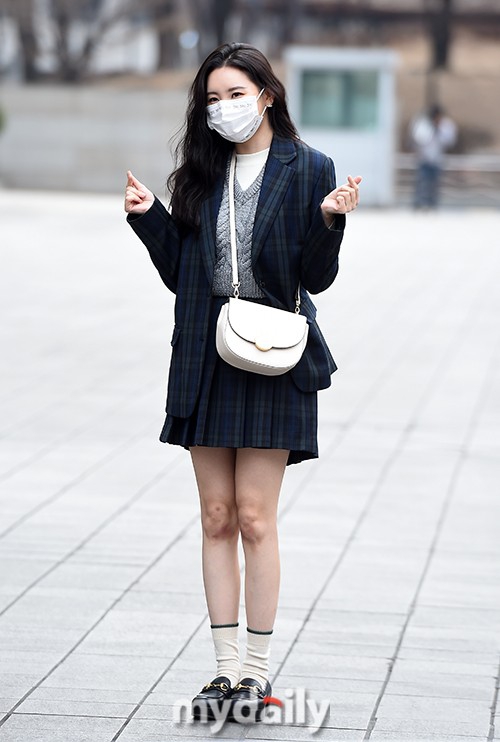 組圖：宣美穿學生短裙亮相上班路 初春天氣光腿不怕冷