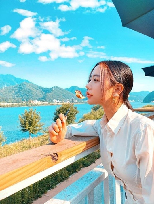组图：长腿美女Clara晒照赏优美风景 秀招牌窈窕曲线