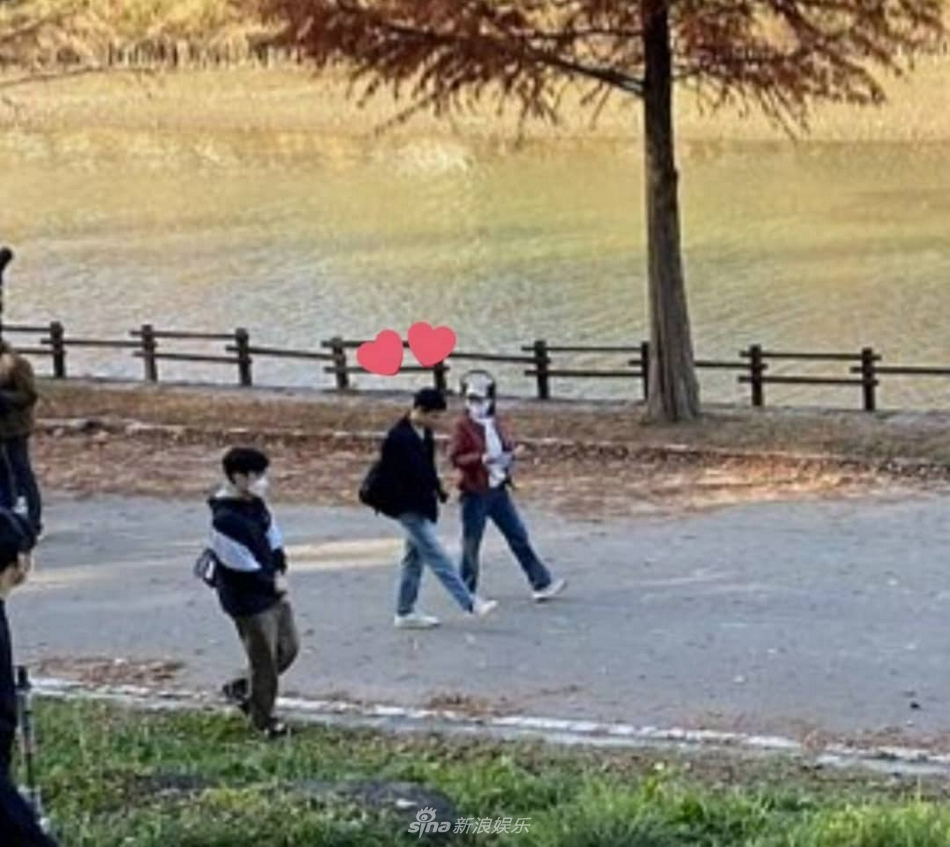 组图：韩版不能说的祕密路透照 都暻秀骑自行车载女生