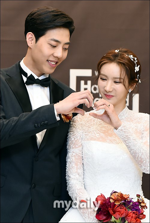 组图:afterschool金正雅婚礼照公开 老公甜蜜献吻_高清图集_新浪网
