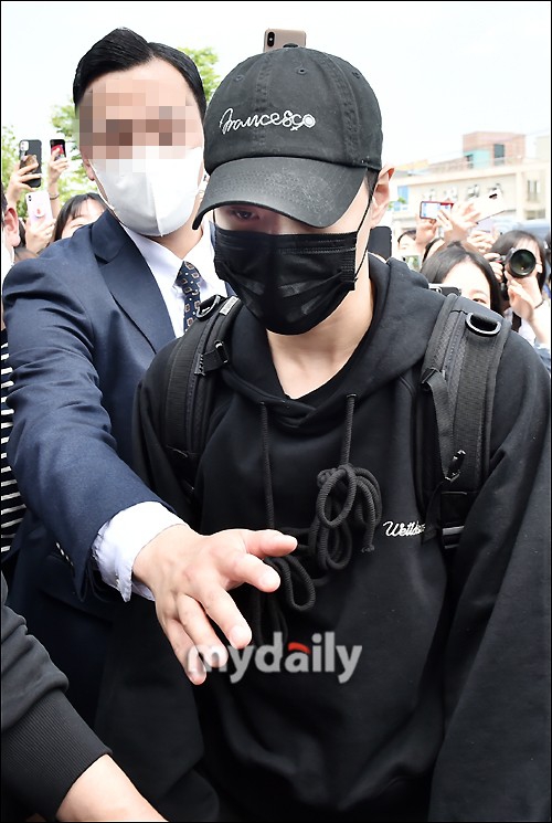 組圖：SHINee李泰民入伍現場照公開 剃短髮戴帽子遮蓋