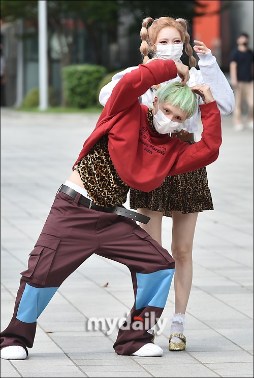 組圖：泫雅與男友公開亮相花式比心 對鏡頭攬腰抱抱