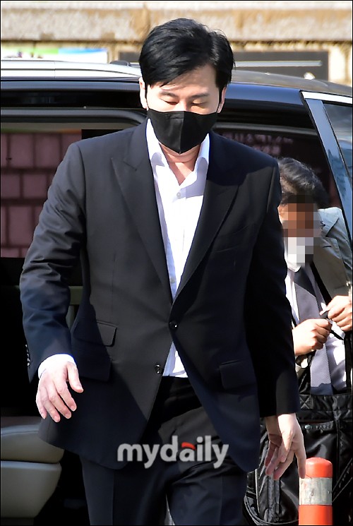 組圖：YG原代表樑鉉錫出席庭審 涉嫌脅迫他人做偽證