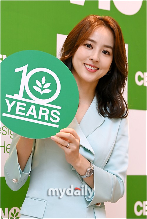 组图：韩国女演员韩惠珍出席活动 穿西装裙干练清丽