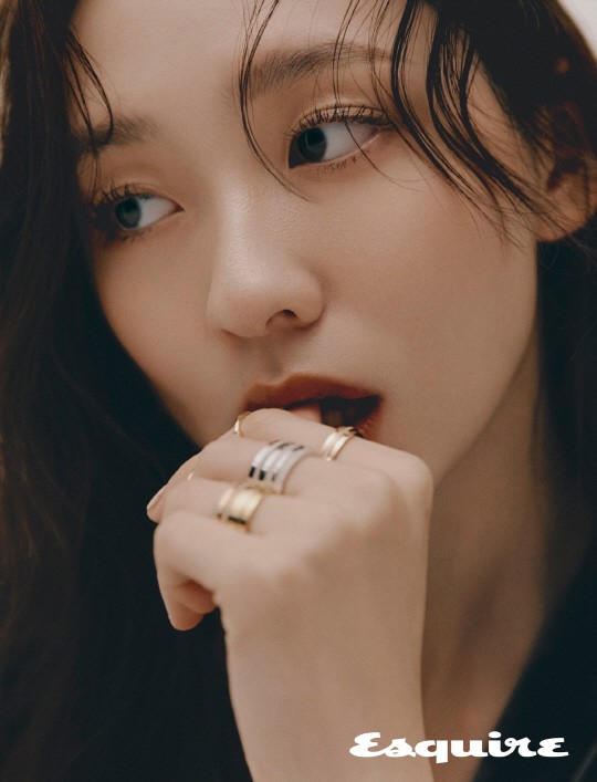 组图:韩女星朴智贤拍大片登杂志 深色系造型高级感十